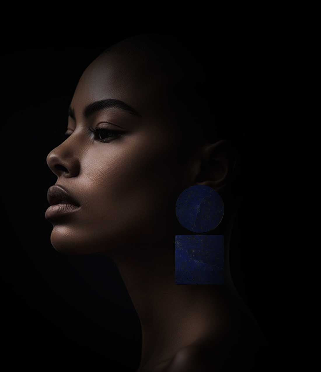 Femme qui porte boucles d’oreilles Round Square en liège bleu de la marque Paola Borde