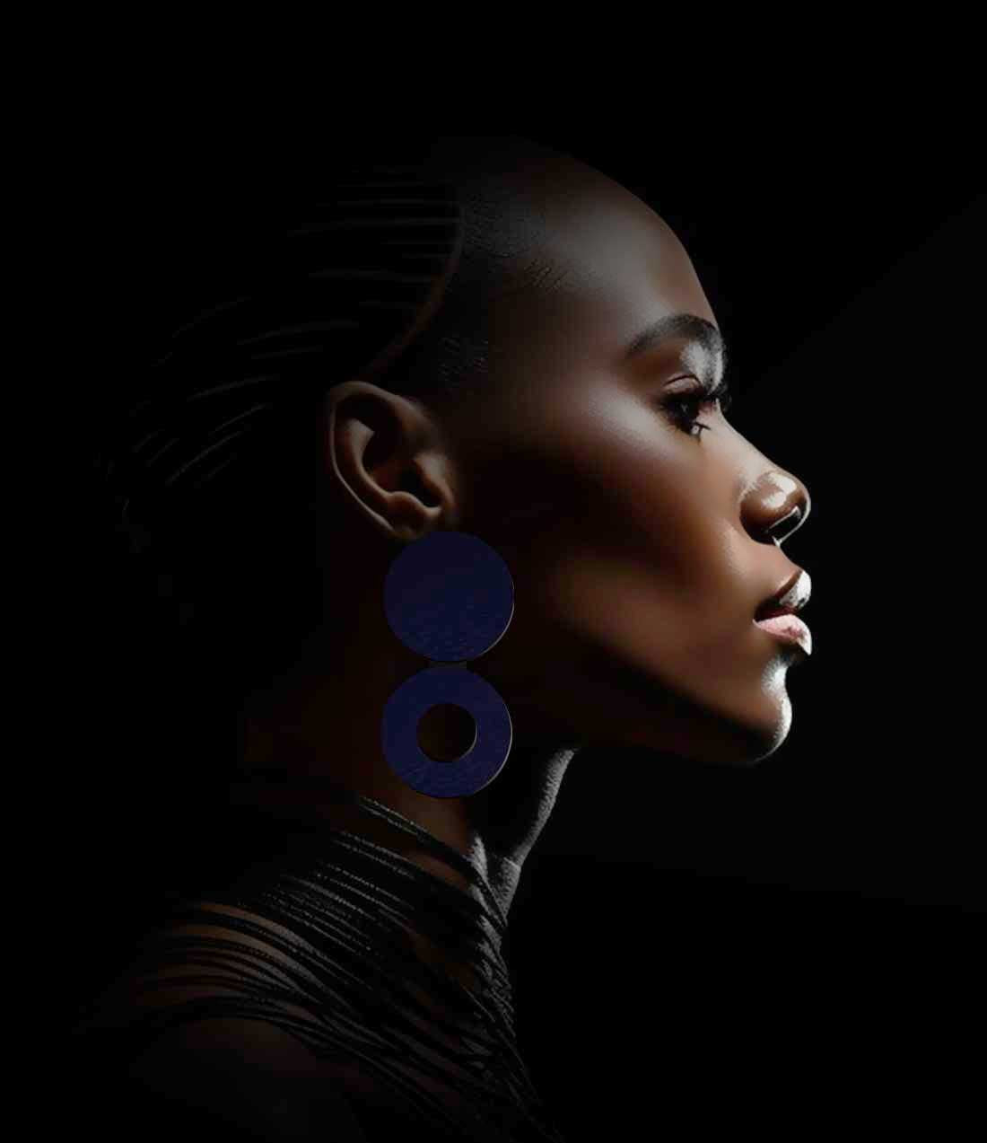 Femme qui porte boucles d’oreilles Round en liège bleu de la marque Paola Borde