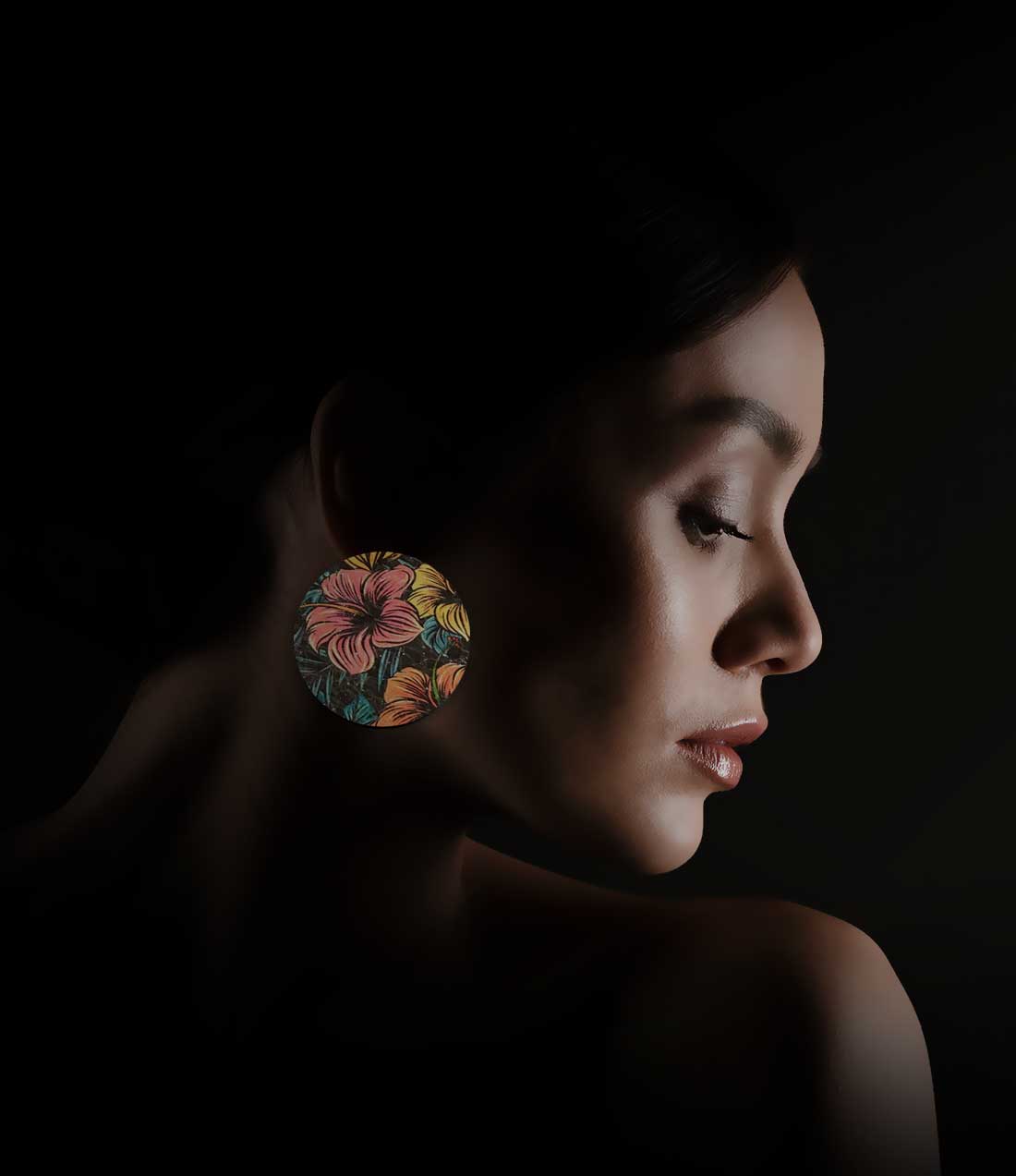 Femme qui porte boucles d’oreilles Circle en liège fleurs de la marque Paola Borde