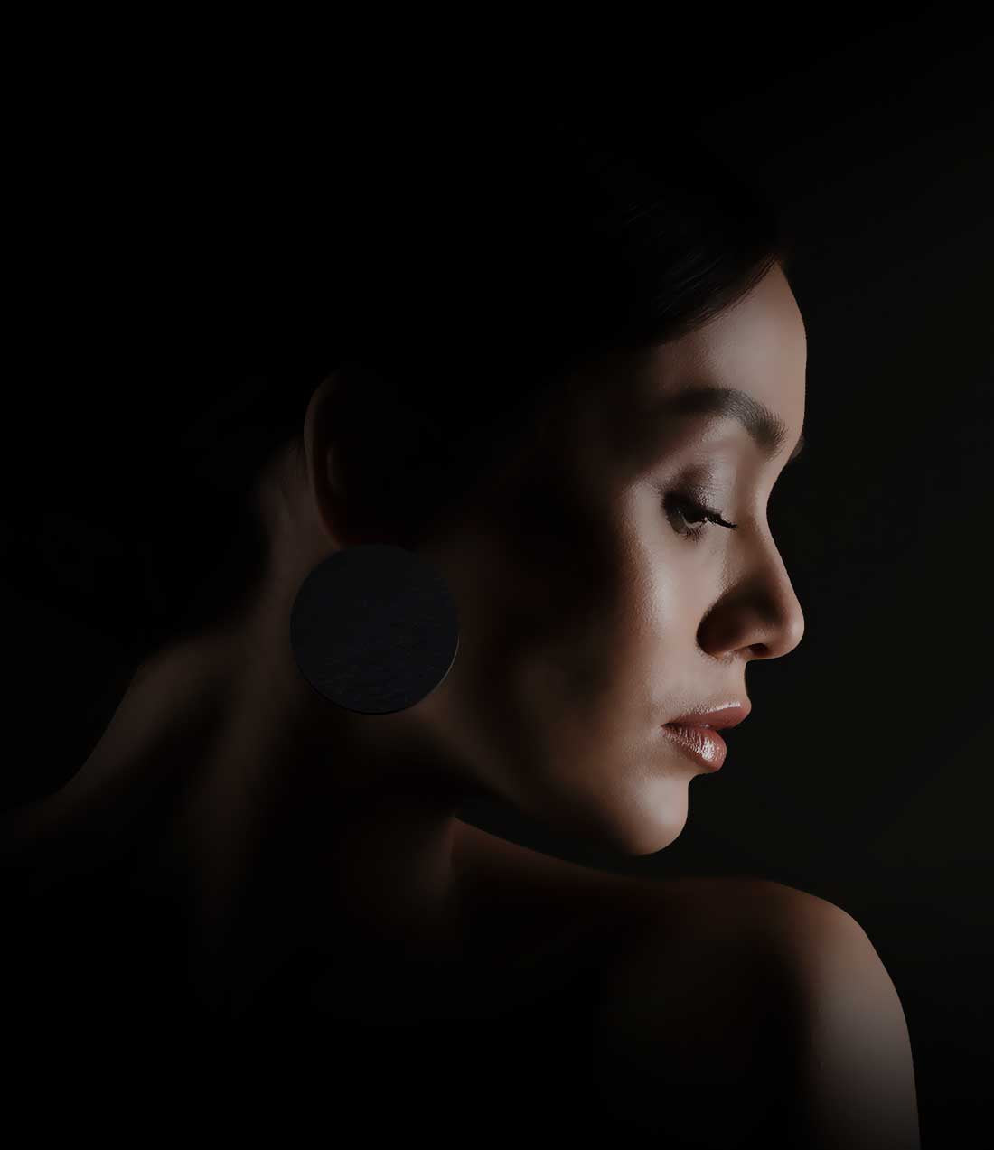 Femme qui porte boucles d’oreilles Circle en liège noir de la marque Paola Borde