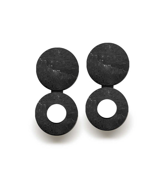 Boucles d'oreilles liège noir Round fabriquées en France par Paola Borde